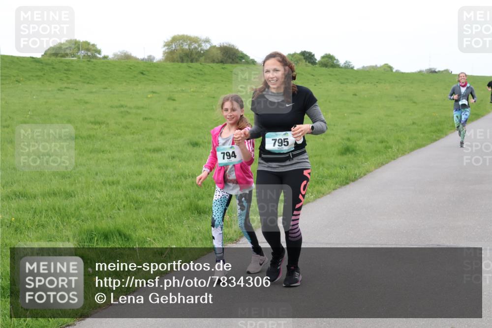 04.05.2025 - 8. Wedeler Halbmarathon Lena Gebhardt http://msf.ph/oto/7834306 04.05.2025 11:24:02 Laufen 794, 795 meine-sportfotos.de