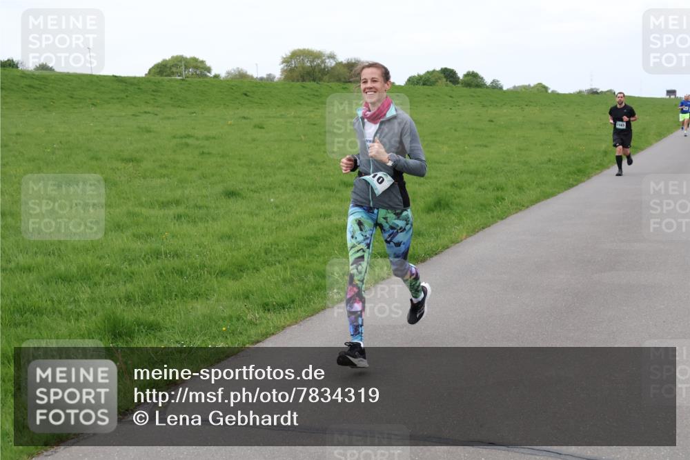04.05.2025 - 8. Wedeler Halbmarathon Lena Gebhardt http://msf.ph/oto/7834319 04.05.2025 11:24:04 Laufen  meine-sportfotos.de