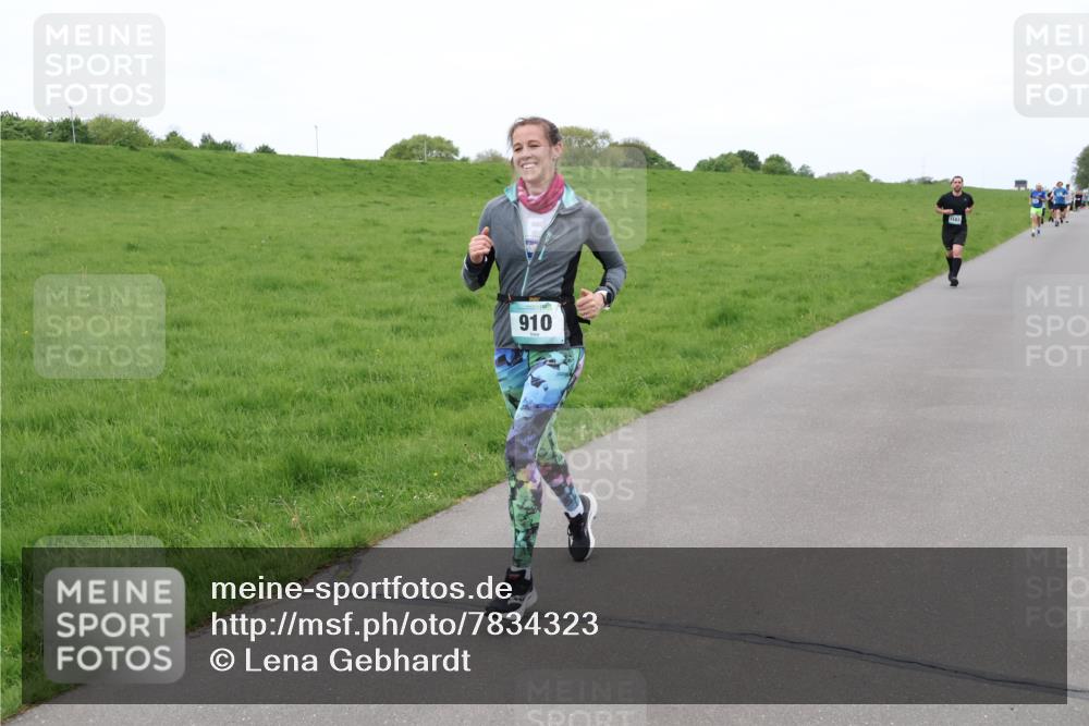 04.05.2025 - 8. Wedeler Halbmarathon Lena Gebhardt http://msf.ph/oto/7834323 04.05.2025 11:24:05 Laufen 910, 1183 meine-sportfotos.de
