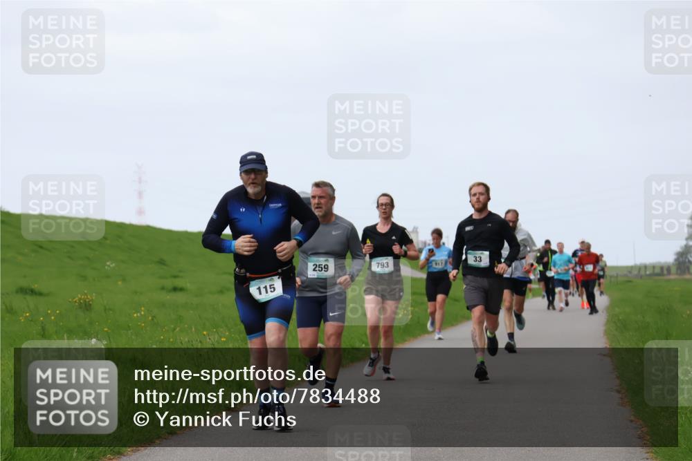 04.05.2025 - 8. Wedeler Halbmarathon Yannick Fuchs http://msf.ph/oto/7834488 04.05.2025 11:22:40 Laufen 115, 259, 793, 917, 33 meine-sportfotos.de