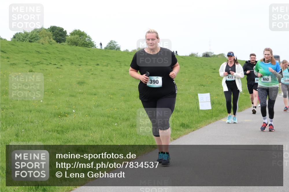 04.05.2025 - 8. Wedeler Halbmarathon Lena Gebhardt http://msf.ph/oto/7834537 04.05.2025 11:24:37 Laufen 390, 88, 472, 10, 892, 1209 meine-sportfotos.de