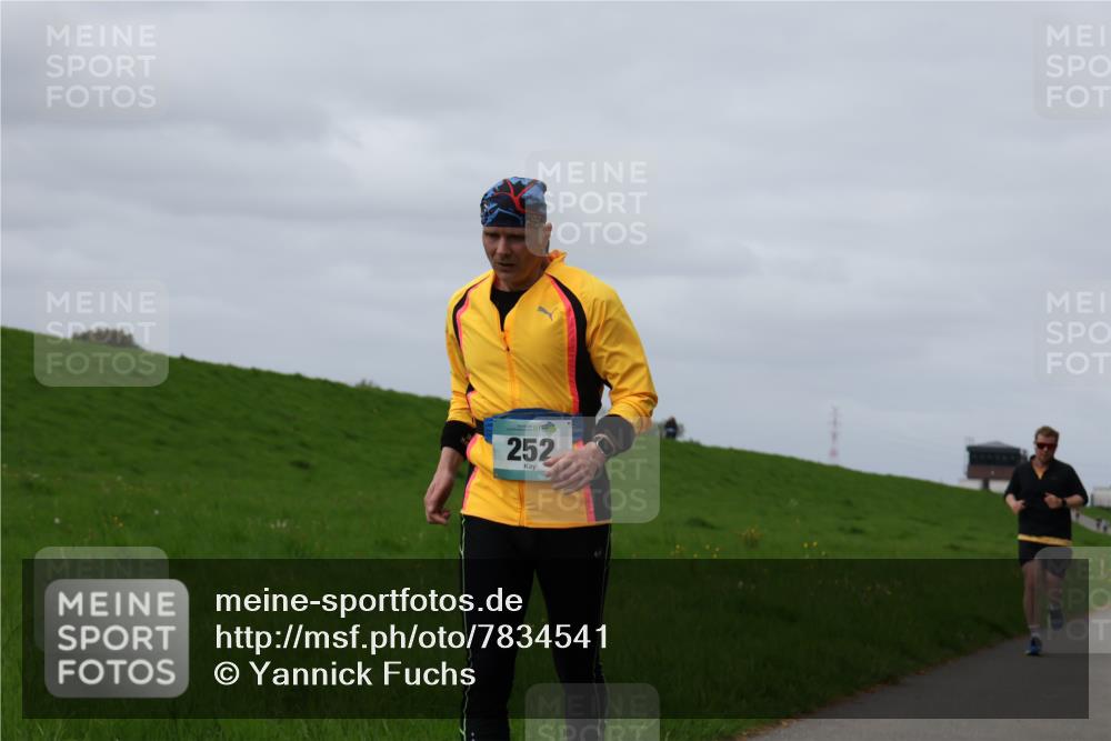 04.05.2025 - 8. Wedeler Halbmarathon Yannick Fuchs http://msf.ph/oto/7834541 04.05.2025 11:43:30 Laufen 252 meine-sportfotos.de