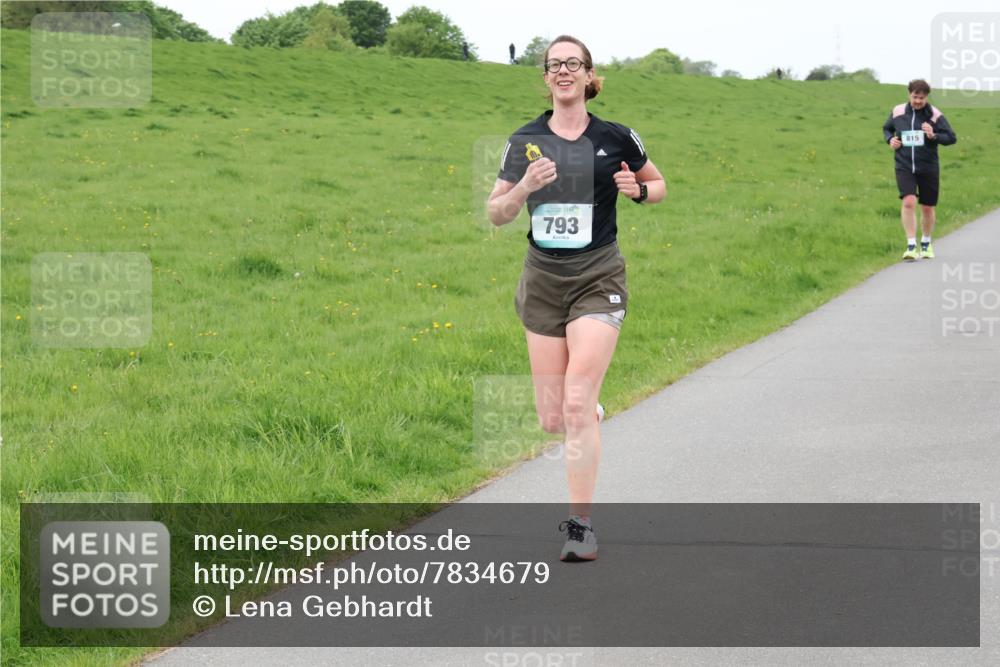 04.05.2025 - 8. Wedeler Halbmarathon Lena Gebhardt http://msf.ph/oto/7834679 04.05.2025 11:24:54 Laufen 793, 815 meine-sportfotos.de