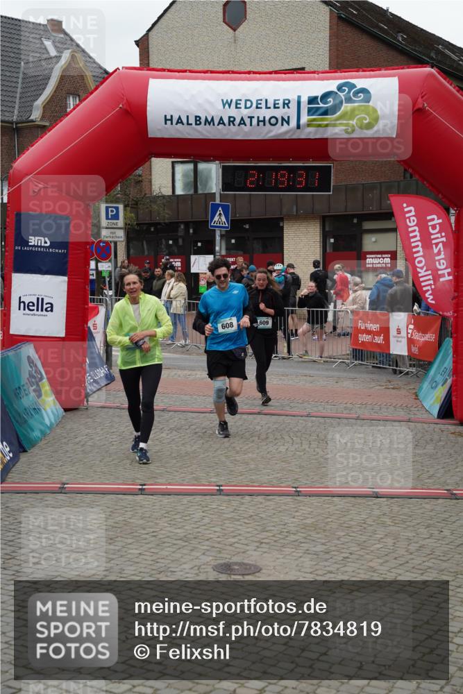 04.05.2025 - 8. Wedeler Halbmarathon Felixshl http://msf.ph/oto/7834819 04.05.2025 12:19:29 Ziel 550, 608, 609 meine-sportfotos.de