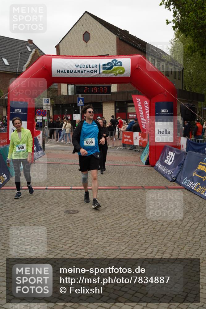 04.05.2025 - 8. Wedeler Halbmarathon Felixshl http://msf.ph/oto/7834887 04.05.2025 12:19:31 Ziel 550, 608, 609 meine-sportfotos.de