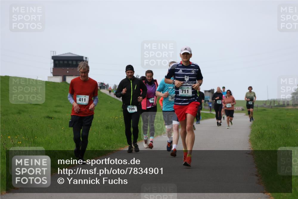 04.05.2025 - 8. Wedeler Halbmarathon Yannick Fuchs http://msf.ph/oto/7834901 04.05.2025 11:22:54 Laufen 411, 89, 709, 35, 711 meine-sportfotos.de