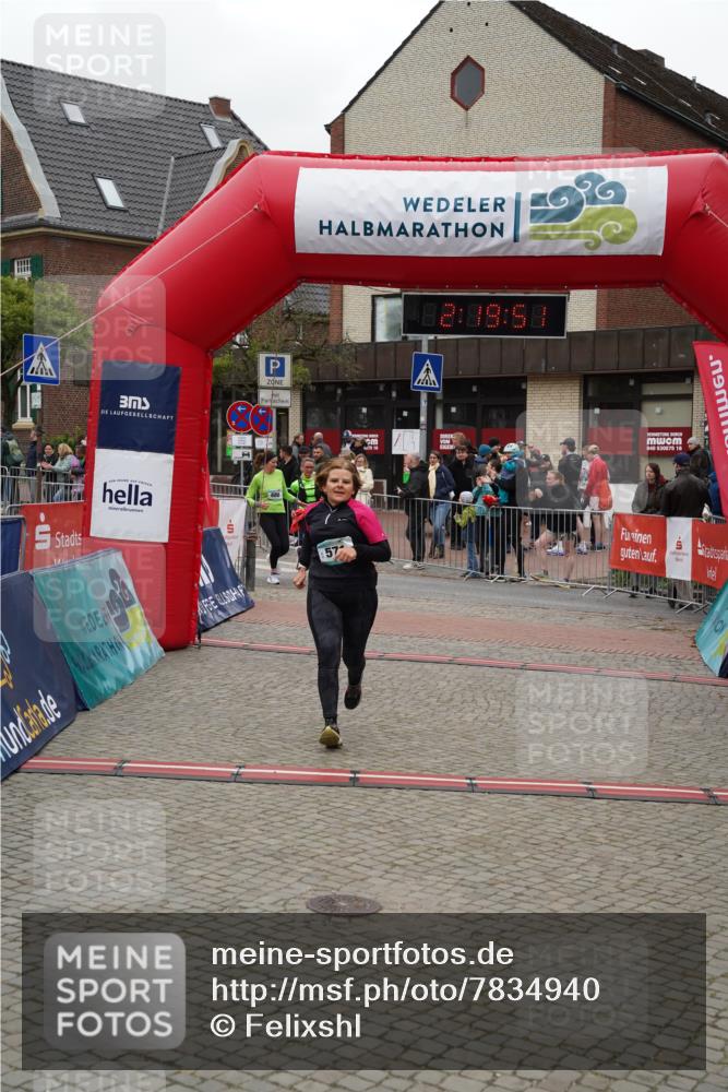 04.05.2025 - 8. Wedeler Halbmarathon Felixshl http://msf.ph/oto/7834940 04.05.2025 12:19:49 Ziel 571, 686, 688 meine-sportfotos.de