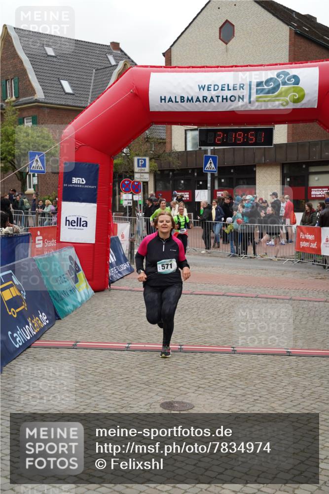 04.05.2025 - 8. Wedeler Halbmarathon Felixshl http://msf.ph/oto/7834974 04.05.2025 12:19:49 Ziel 571, 686, 688 meine-sportfotos.de