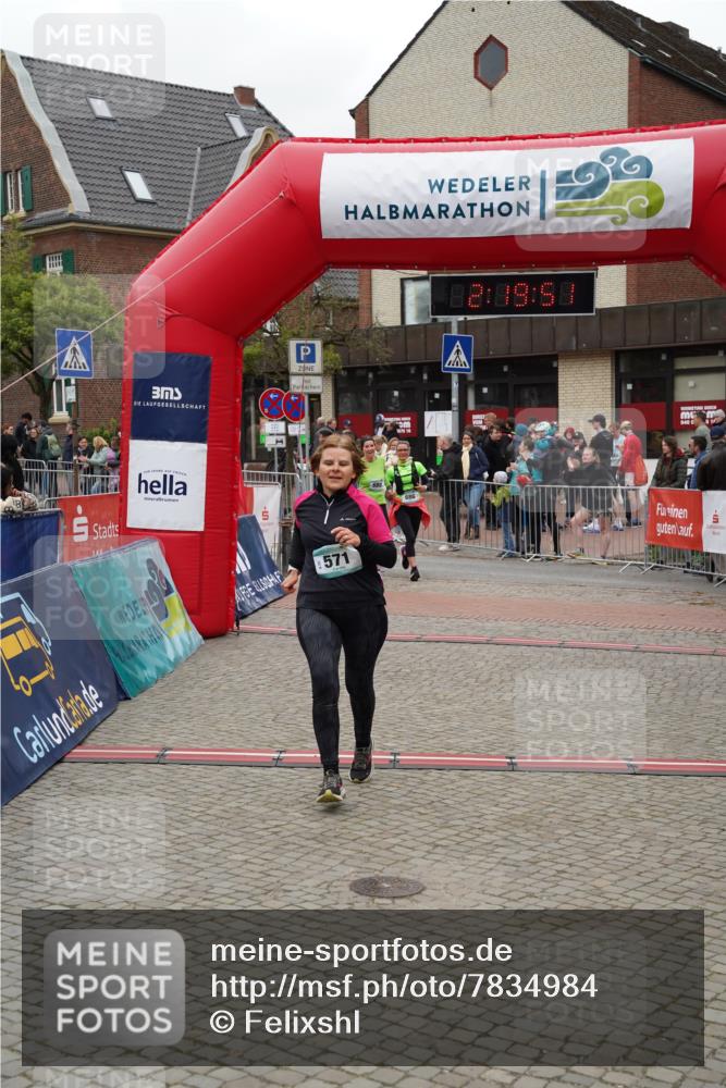 04.05.2025 - 8. Wedeler Halbmarathon Felixshl http://msf.ph/oto/7834984 04.05.2025 12:19:49 Ziel 571, 686, 688 meine-sportfotos.de