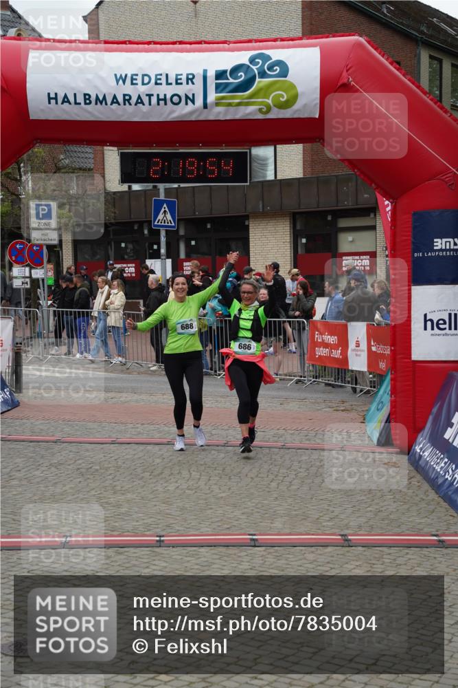 04.05.2025 - 8. Wedeler Halbmarathon Felixshl http://msf.ph/oto/7835004 04.05.2025 12:19:51 Ziel 571, 686, 688 meine-sportfotos.de