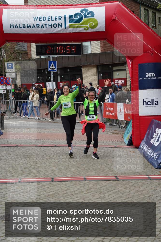 04.05.2025 - 8. Wedeler Halbmarathon Felixshl http://msf.ph/oto/7835035 04.05.2025 12:19:52 Ziel 571, 686, 688 meine-sportfotos.de