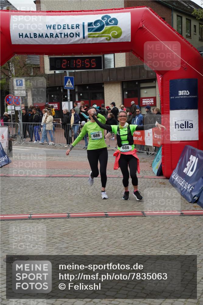 04.05.2025 - 8. Wedeler Halbmarathon Felixshl http://msf.ph/oto/7835063 04.05.2025 12:19:52 Ziel 571, 686, 688 meine-sportfotos.de