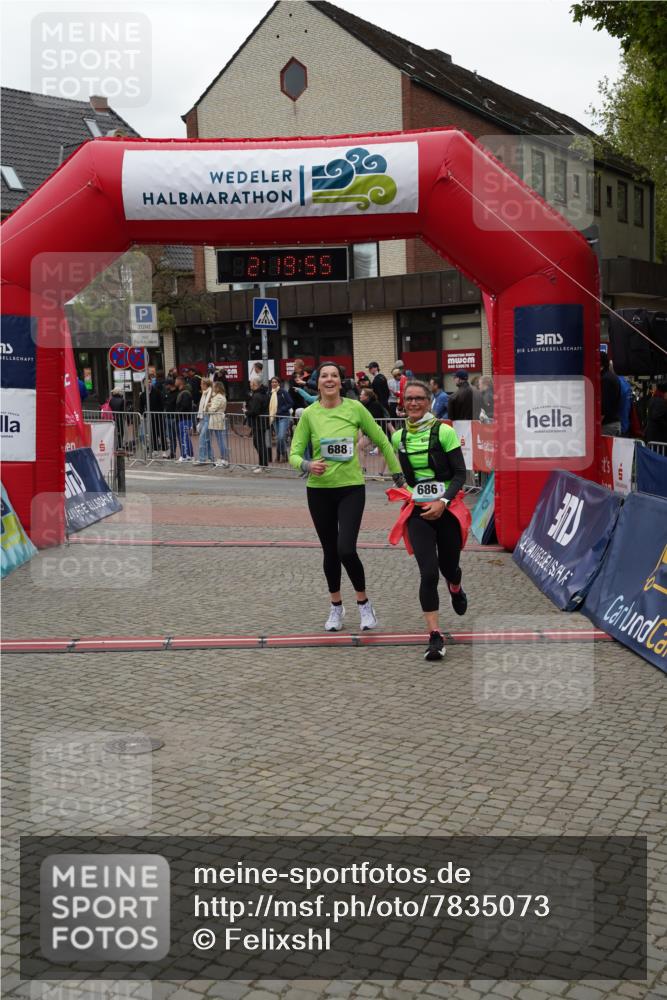 04.05.2025 - 8. Wedeler Halbmarathon Felixshl http://msf.ph/oto/7835073 04.05.2025 12:19:53 Ziel 571, 686, 688 meine-sportfotos.de