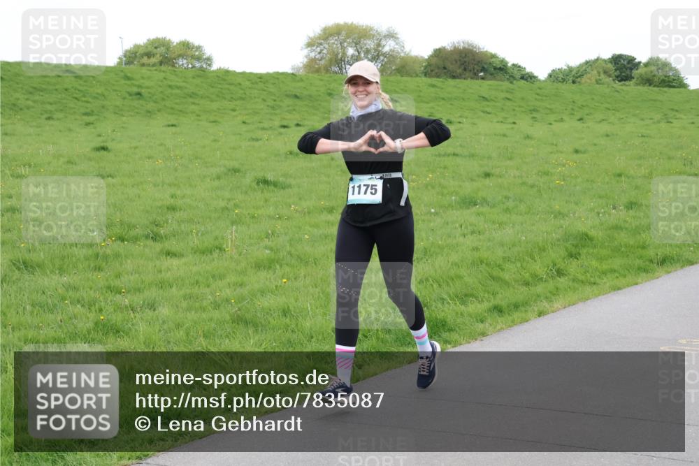 04.05.2025 - 8. Wedeler Halbmarathon Lena Gebhardt http://msf.ph/oto/7835087 04.05.2025 11:26:15 Laufen 1175 meine-sportfotos.de