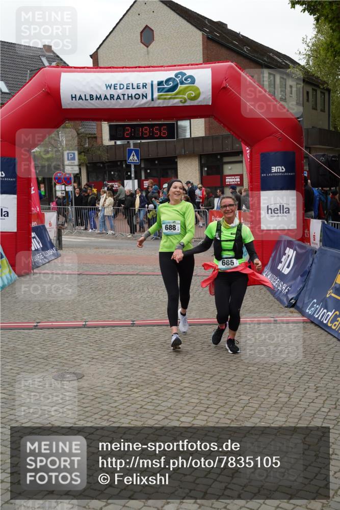 04.05.2025 - 8. Wedeler Halbmarathon Felixshl http://msf.ph/oto/7835105 04.05.2025 12:19:54 Ziel 571, 686, 688 meine-sportfotos.de