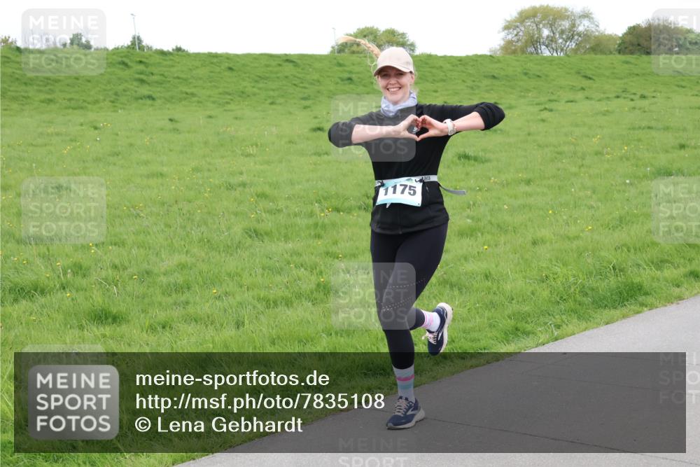 04.05.2025 - 8. Wedeler Halbmarathon Lena Gebhardt http://msf.ph/oto/7835108 04.05.2025 11:26:15 Laufen 1175 meine-sportfotos.de