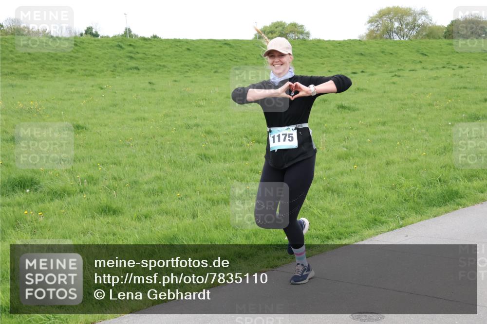 04.05.2025 - 8. Wedeler Halbmarathon Lena Gebhardt http://msf.ph/oto/7835110 04.05.2025 11:26:16 Laufen 1175 meine-sportfotos.de