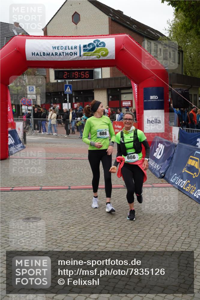 04.05.2025 - 8. Wedeler Halbmarathon Felixshl http://msf.ph/oto/7835126 04.05.2025 12:19:54 Ziel 571, 686, 688 meine-sportfotos.de