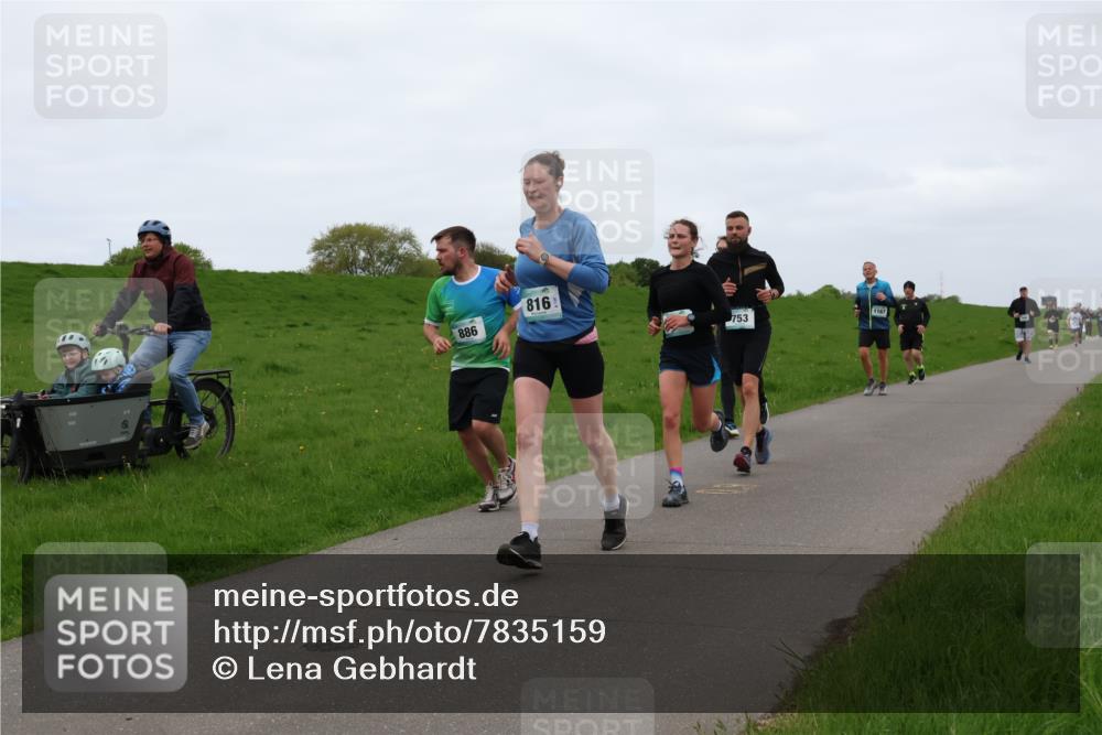 04.05.2025 - 8. Wedeler Halbmarathon Lena Gebhardt http://msf.ph/oto/7835159 04.05.2025 11:26:36 Laufen 886, 816, 753, 1167 meine-sportfotos.de
