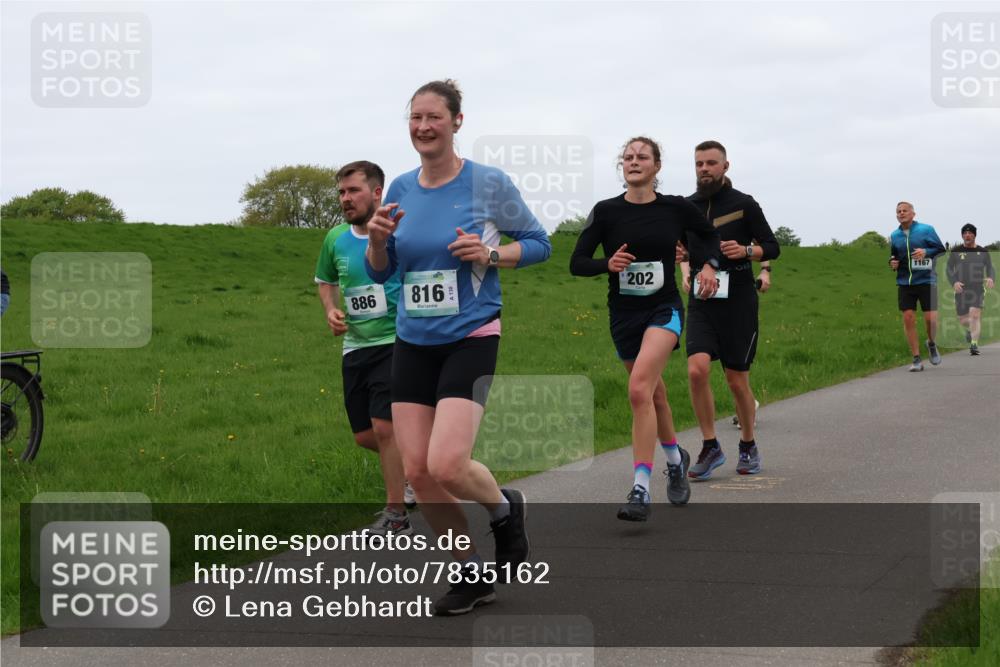 04.05.2025 - 8. Wedeler Halbmarathon Lena Gebhardt http://msf.ph/oto/7835162 04.05.2025 11:26:37 Laufen 886, 816, 202, 1167 meine-sportfotos.de