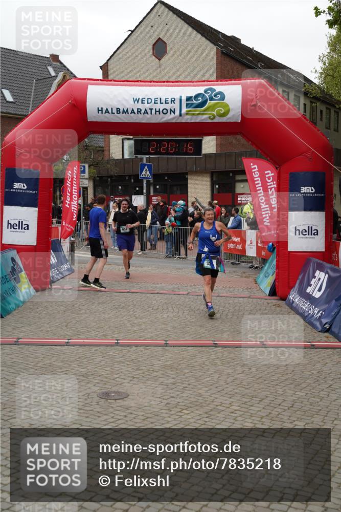 04.05.2025 - 8. Wedeler Halbmarathon Felixshl http://msf.ph/oto/7835218 04.05.2025 12:20:14 Ziel 330, 657, 658 meine-sportfotos.de
