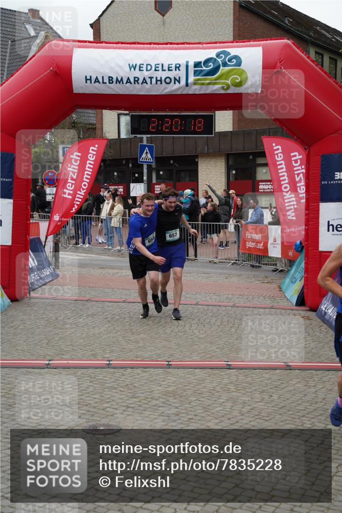 04.05.2025 - 8. Wedeler Halbmarathon Felixshl http://msf.ph/oto/7835228 04.05.2025 12:20:16 Ziel 330, 657, 658 meine-sportfotos.de