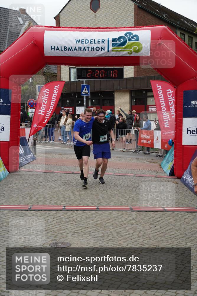 04.05.2025 - 8. Wedeler Halbmarathon Felixshl http://msf.ph/oto/7835237 04.05.2025 12:20:16 Ziel 330, 657, 658 meine-sportfotos.de