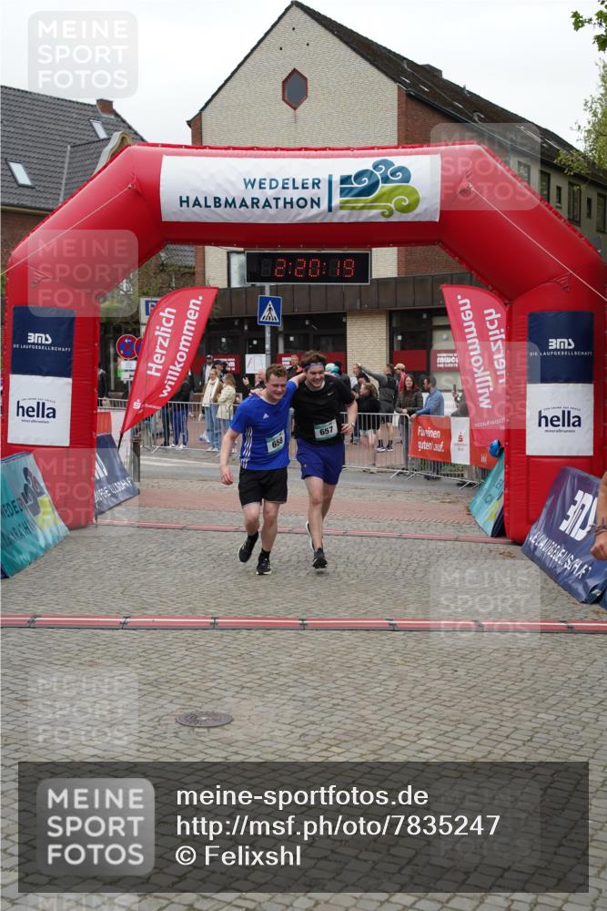 04.05.2025 - 8. Wedeler Halbmarathon Felixshl http://msf.ph/oto/7835247 04.05.2025 12:20:16 Ziel 330, 657, 658 meine-sportfotos.de