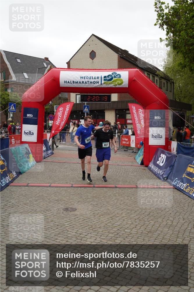 04.05.2025 - 8. Wedeler Halbmarathon Felixshl http://msf.ph/oto/7835257 04.05.2025 12:20:17 Ziel 330, 657, 658, 677 meine-sportfotos.de