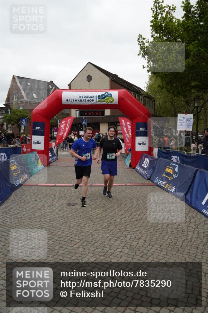 04.05.2025 - 8. Wedeler Halbmarathon Felixshl http://msf.ph/oto/7835290 04.05.2025 12:20:18 Ziel 330, 657, 658, 677 meine-sportfotos.de