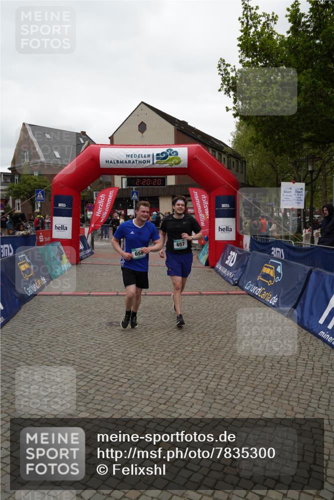 04.05.2025 - 8. Wedeler Halbmarathon Felixshl http://msf.ph/oto/7835300 04.05.2025 12:20:18 Ziel 330, 657, 658, 677 meine-sportfotos.de