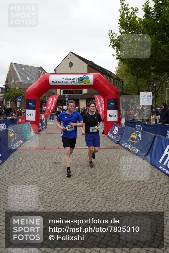 04.05.2025 - 8. Wedeler Halbmarathon Felixshl http://msf.ph/oto/7835310 04.05.2025 12:20:18 Ziel 330, 657, 658, 677 meine-sportfotos.de