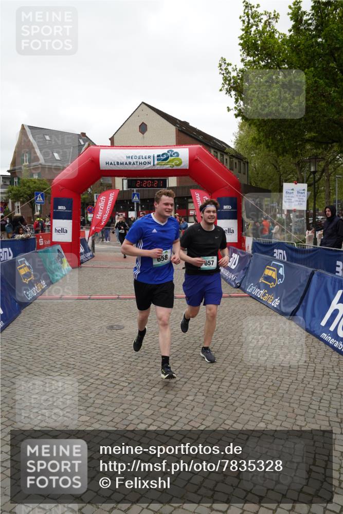 04.05.2025 - 8. Wedeler Halbmarathon Felixshl http://msf.ph/oto/7835328 04.05.2025 12:20:18 Ziel 330, 657, 658, 677 meine-sportfotos.de