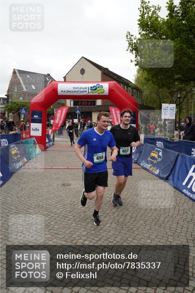 04.05.2025 - 8. Wedeler Halbmarathon Felixshl http://msf.ph/oto/7835337 04.05.2025 12:20:19 Ziel 330, 657, 658, 677 meine-sportfotos.de