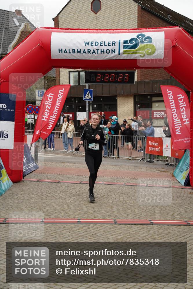 04.05.2025 - 8. Wedeler Halbmarathon Felixshl http://msf.ph/oto/7835348 04.05.2025 12:20:21 Ziel 657, 677 meine-sportfotos.de