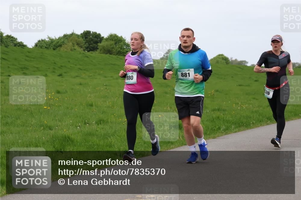 04.05.2025 - 8. Wedeler Halbmarathon Lena Gebhardt http://msf.ph/oto/7835370 04.05.2025 11:27:25 Laufen 880, 881, 26 meine-sportfotos.de