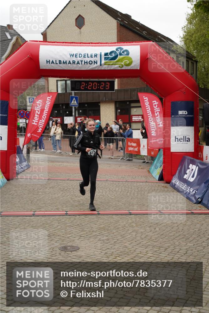04.05.2025 - 8. Wedeler Halbmarathon Felixshl http://msf.ph/oto/7835377 04.05.2025 12:20:21 Ziel 657, 677 meine-sportfotos.de