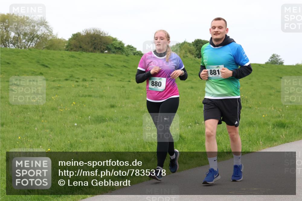 04.05.2025 - 8. Wedeler Halbmarathon Lena Gebhardt http://msf.ph/oto/7835378 04.05.2025 11:27:27 Laufen 880, 881 meine-sportfotos.de