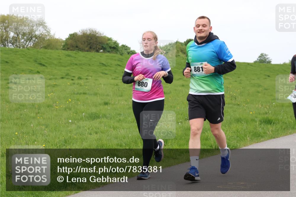 04.05.2025 - 8. Wedeler Halbmarathon Lena Gebhardt http://msf.ph/oto/7835381 04.05.2025 11:27:27 Laufen 880, 881, 26 meine-sportfotos.de