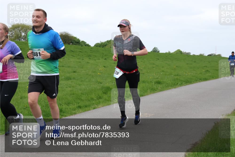 04.05.2025 - 8. Wedeler Halbmarathon Lena Gebhardt http://msf.ph/oto/7835393 04.05.2025 11:27:28 Laufen 3, 881, 526 meine-sportfotos.de