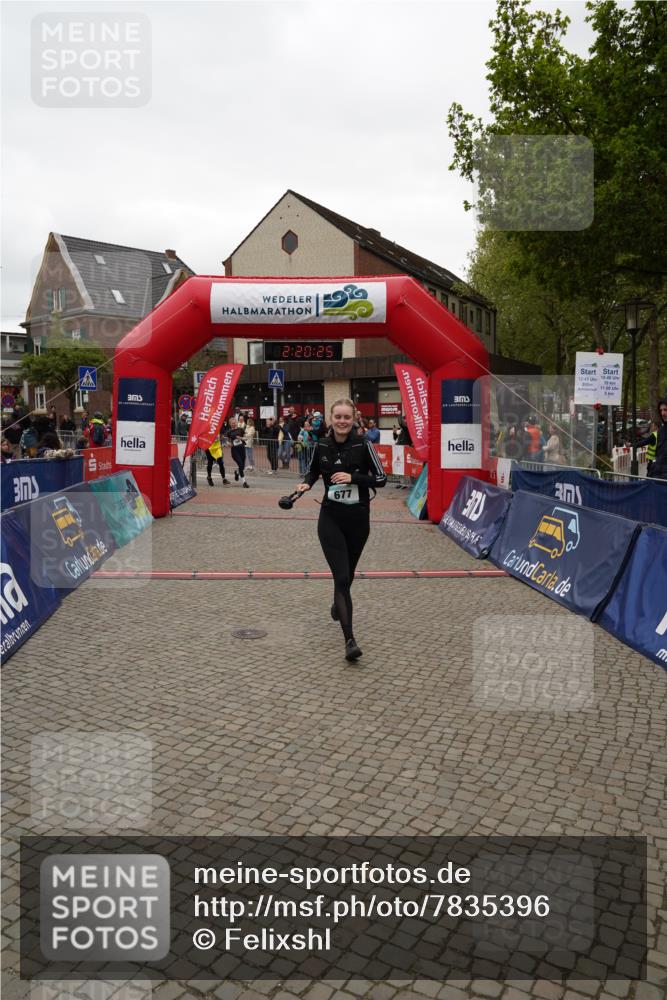 04.05.2025 - 8. Wedeler Halbmarathon Felixshl http://msf.ph/oto/7835396 04.05.2025 12:20:22 Ziel 657, 677, 780, 781 meine-sportfotos.de