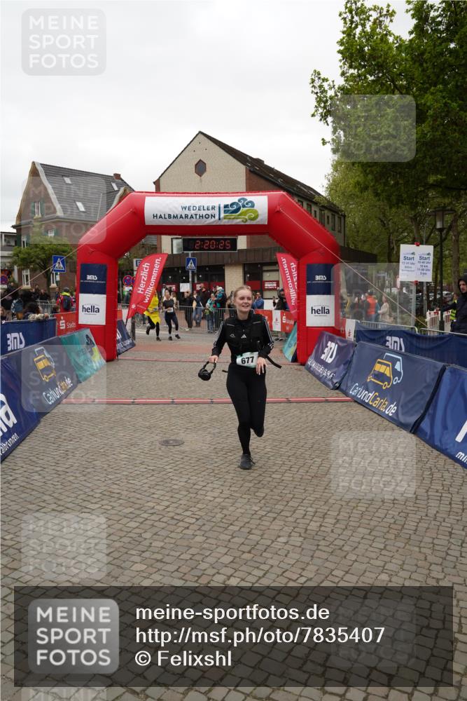04.05.2025 - 8. Wedeler Halbmarathon Felixshl http://msf.ph/oto/7835407 04.05.2025 12:20:23 Ziel 677, 780, 781 meine-sportfotos.de