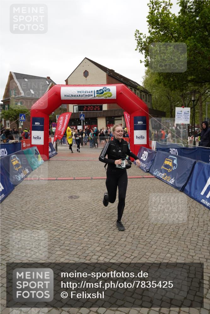 04.05.2025 - 8. Wedeler Halbmarathon Felixshl http://msf.ph/oto/7835425 04.05.2025 12:20:23 Ziel 677, 780, 781 meine-sportfotos.de