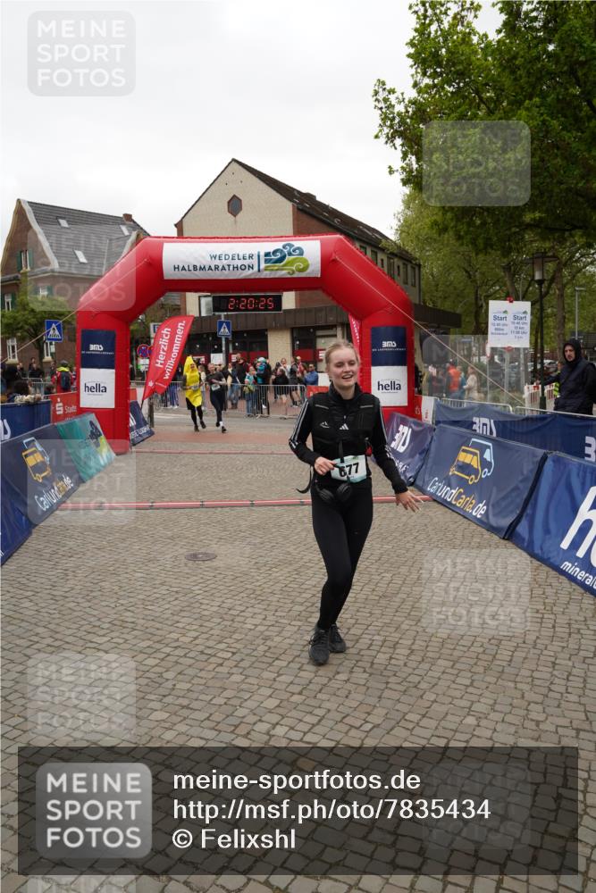 04.05.2025 - 8. Wedeler Halbmarathon Felixshl http://msf.ph/oto/7835434 04.05.2025 12:20:23 Ziel 677, 780, 781 meine-sportfotos.de