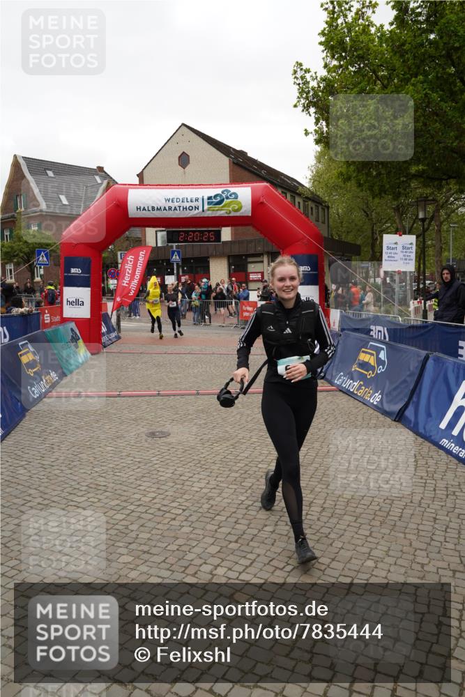 04.05.2025 - 8. Wedeler Halbmarathon Felixshl http://msf.ph/oto/7835444 04.05.2025 12:20:23 Ziel 677, 780, 781 meine-sportfotos.de