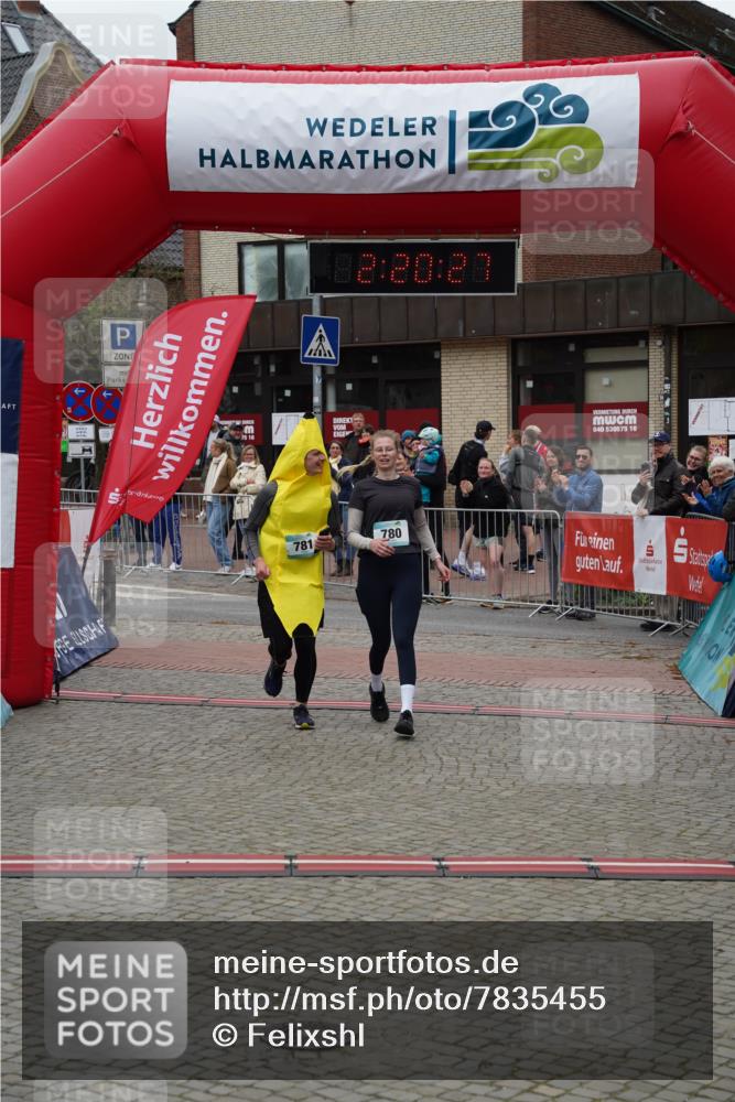 04.05.2025 - 8. Wedeler Halbmarathon Felixshl http://msf.ph/oto/7835455 04.05.2025 12:20:25 Ziel 677, 780, 781 meine-sportfotos.de