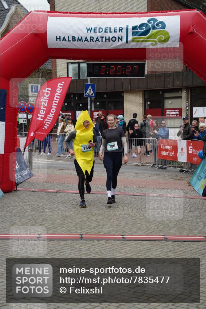 04.05.2025 - 8. Wedeler Halbmarathon Felixshl http://msf.ph/oto/7835477 04.05.2025 12:20:25 Ziel 677, 780, 781 meine-sportfotos.de