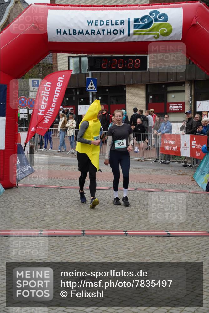 04.05.2025 - 8. Wedeler Halbmarathon Felixshl http://msf.ph/oto/7835497 04.05.2025 12:20:25 Ziel 677, 780, 781 meine-sportfotos.de