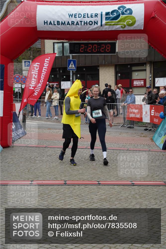 04.05.2025 - 8. Wedeler Halbmarathon Felixshl http://msf.ph/oto/7835508 04.05.2025 12:20:26 Ziel 677, 780, 781 meine-sportfotos.de