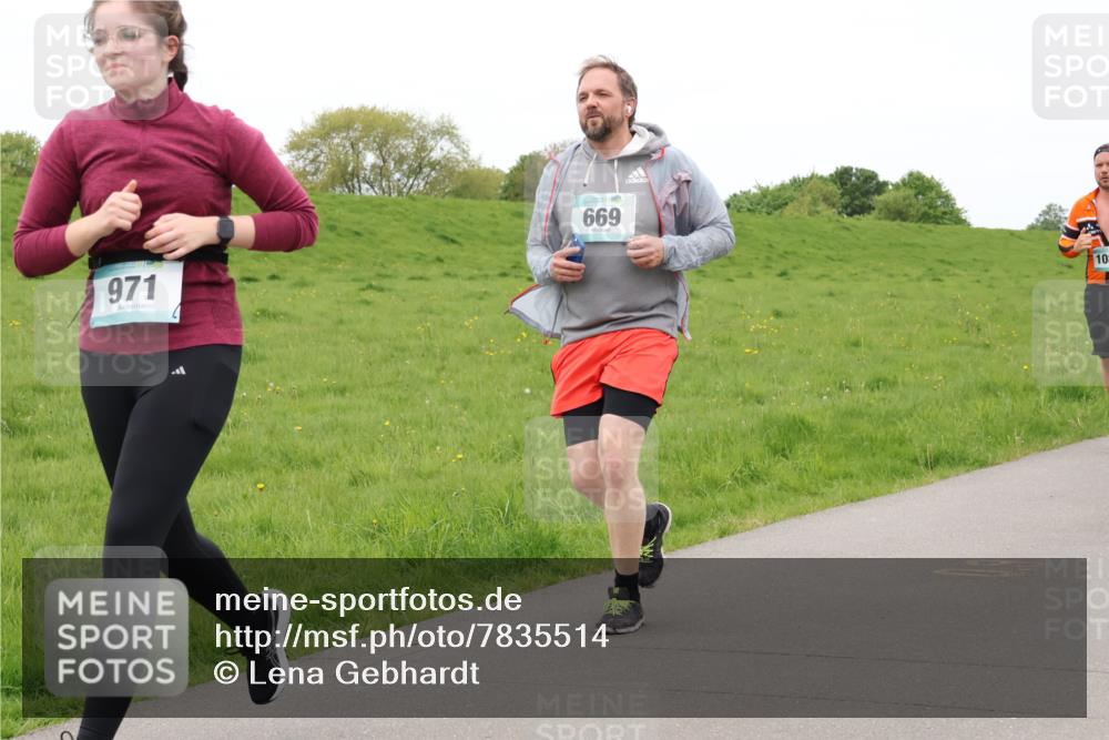 04.05.2025 - 8. Wedeler Halbmarathon Lena Gebhardt http://msf.ph/oto/7835514 04.05.2025 11:27:46 Laufen 971, 669, 10 meine-sportfotos.de